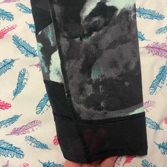 🌸New Balance Black and Mint Patterned 3/4 Leggings - Picture 2 of 8